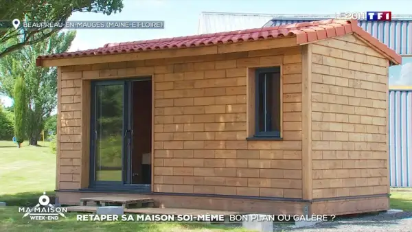 Petite maison en bois avec une porte coulissante vitrée et une fenêtre. Un projet pour retaper sa maison soi-même.