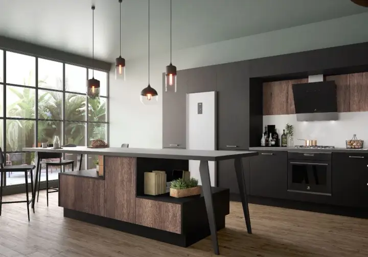 Cuisine fermée avec coin repas moderne, îlot central en bois et noir, réfrigérateur blanc, et grandes fenêtres donnant sur la verdure.